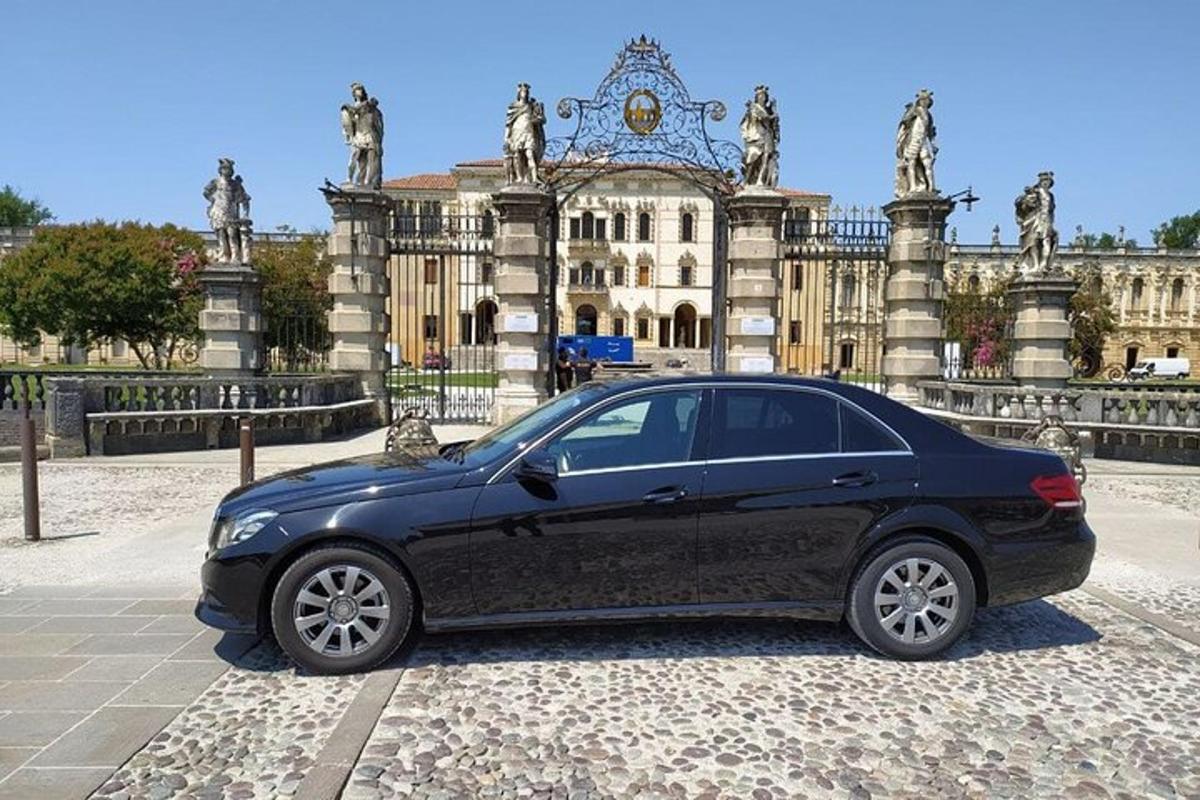 černé auto zaparkované před budovou