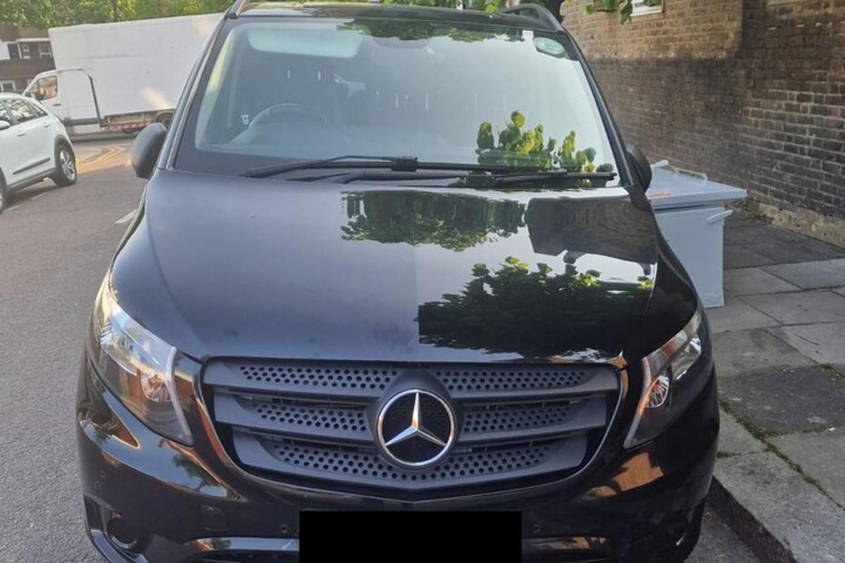 egy Mercedes Benz autó parkolt egy parkolóban