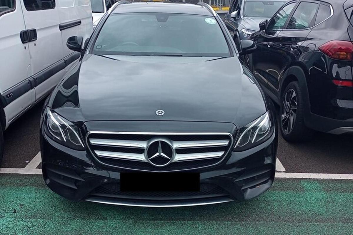 Un coche Mercedes Benz estacionado en un estacionamiento