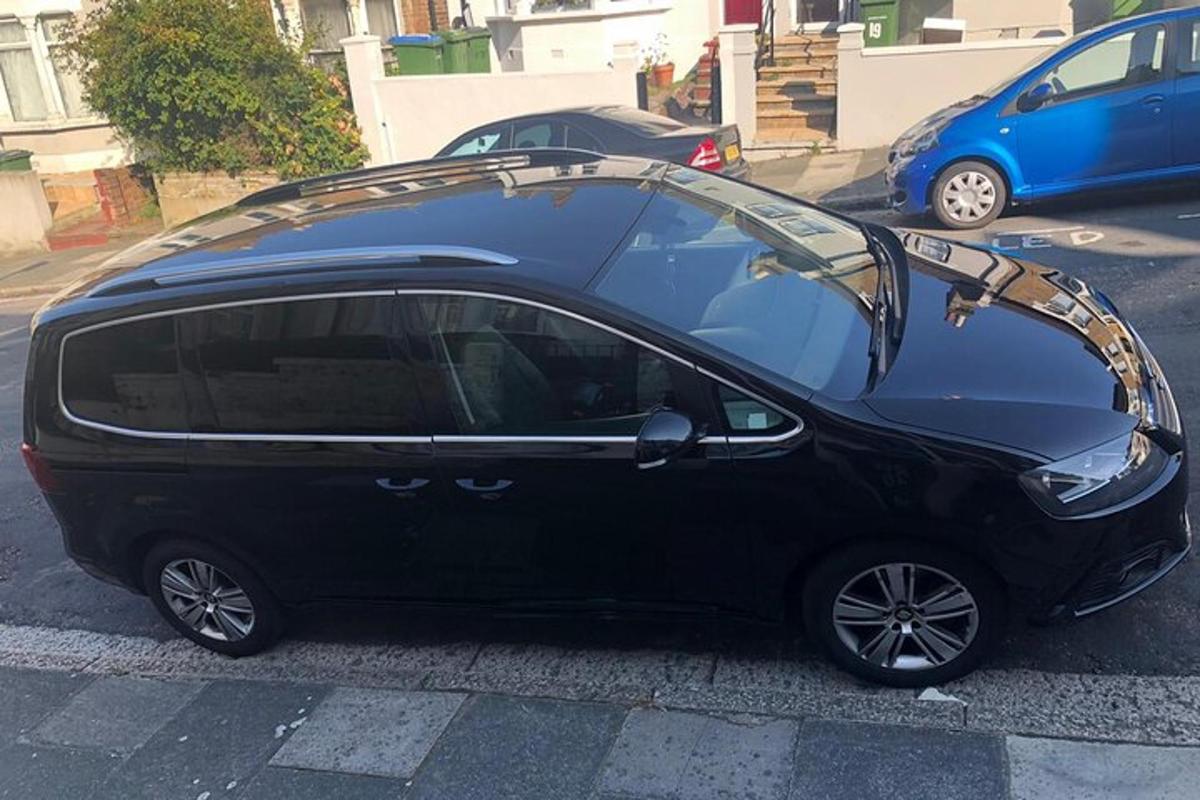 must nutikas auto pargitud parklasse