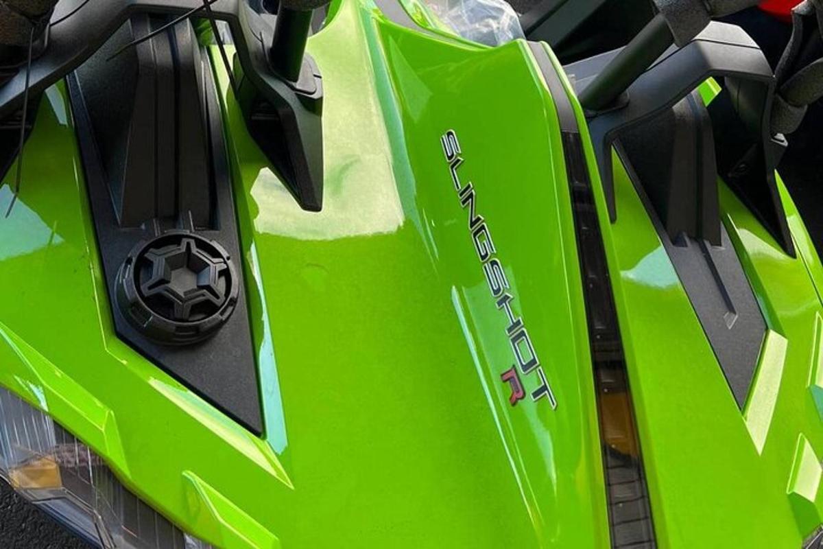 Bližnji posnetek limetino zelenega motornega kolesa