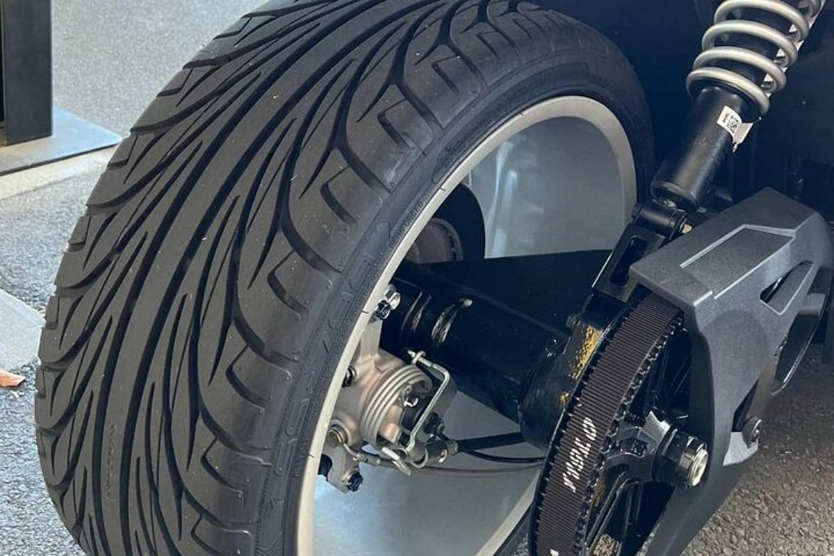 et nærbillede af et dæk på en motorcykel