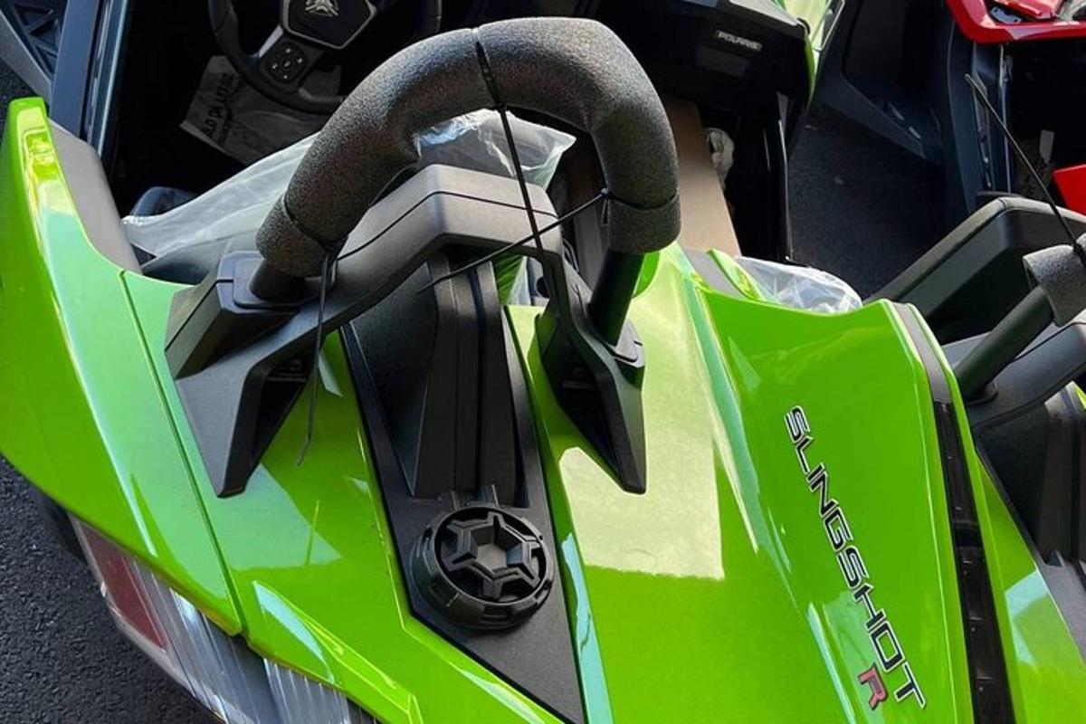 posnetek sprednjega dela zelenega motornega kolesa od blizu