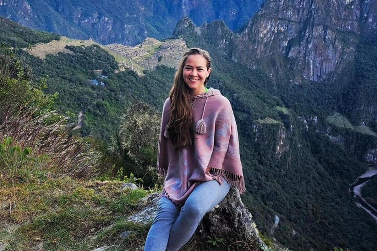 seorang gadis duduk di atas gunung