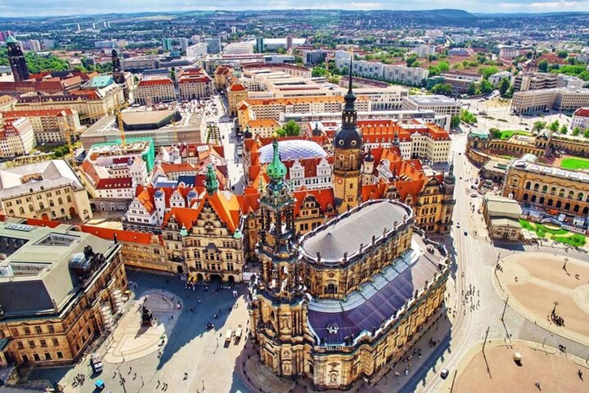 Zračni pogled na grad sa zgradama