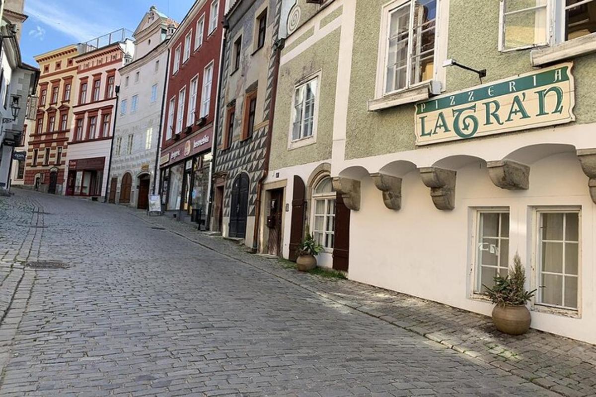 una strada acciottolata in una città con edifici