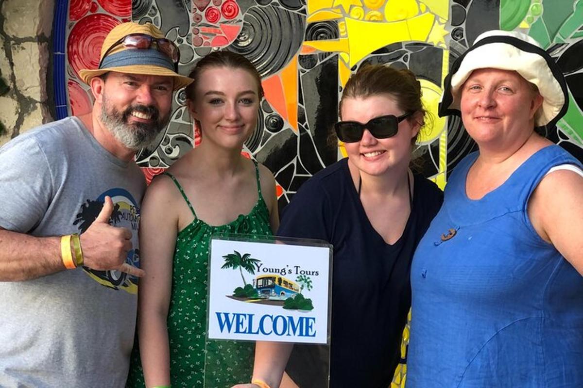 um grupo de pessoas posando para uma foto com uma placa de boas-vindas