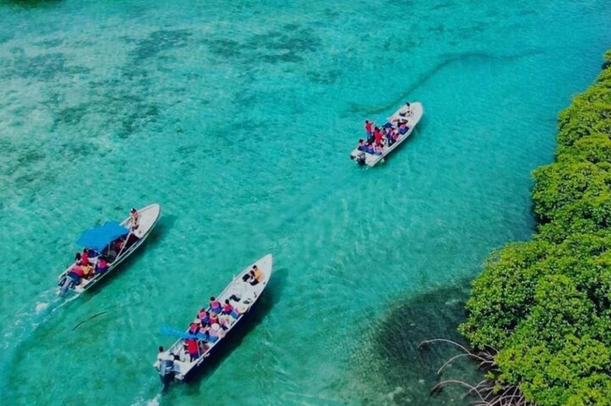 sekelompok orang di atas perahu di air