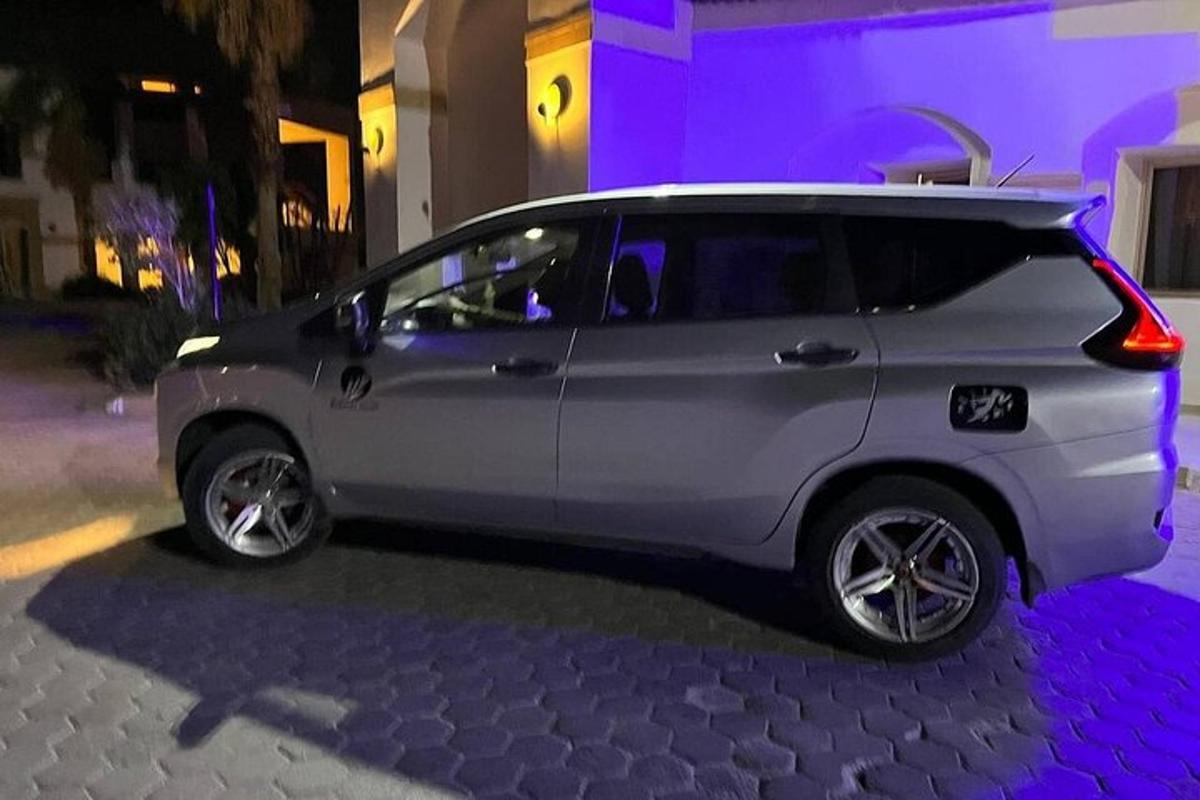 stříbrné auto zaparkované v noci na ulici