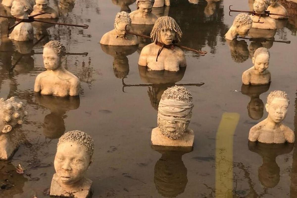 Un grupo de estatuas de Buda en el agua.