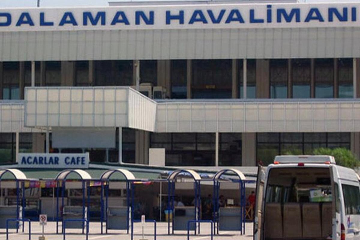 skupina autobusů zaparkovaných před letištěm