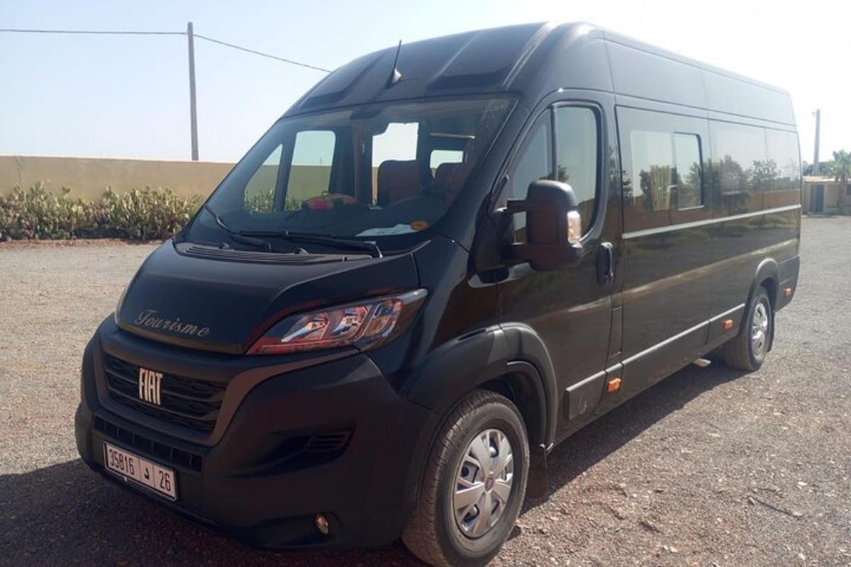 sebuah van hitam diletakkan di tempat letak kereta