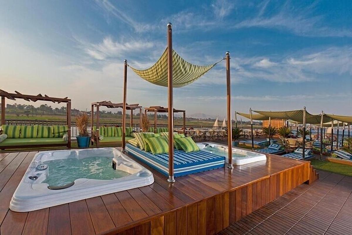 ein Whirlpool auf einem Deck mit