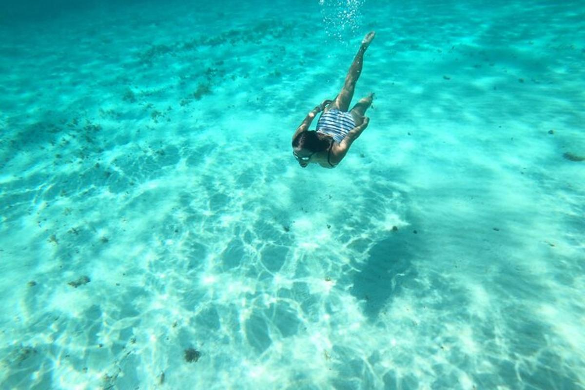 un uomo sta nuotando nell'acqua dell'oceano