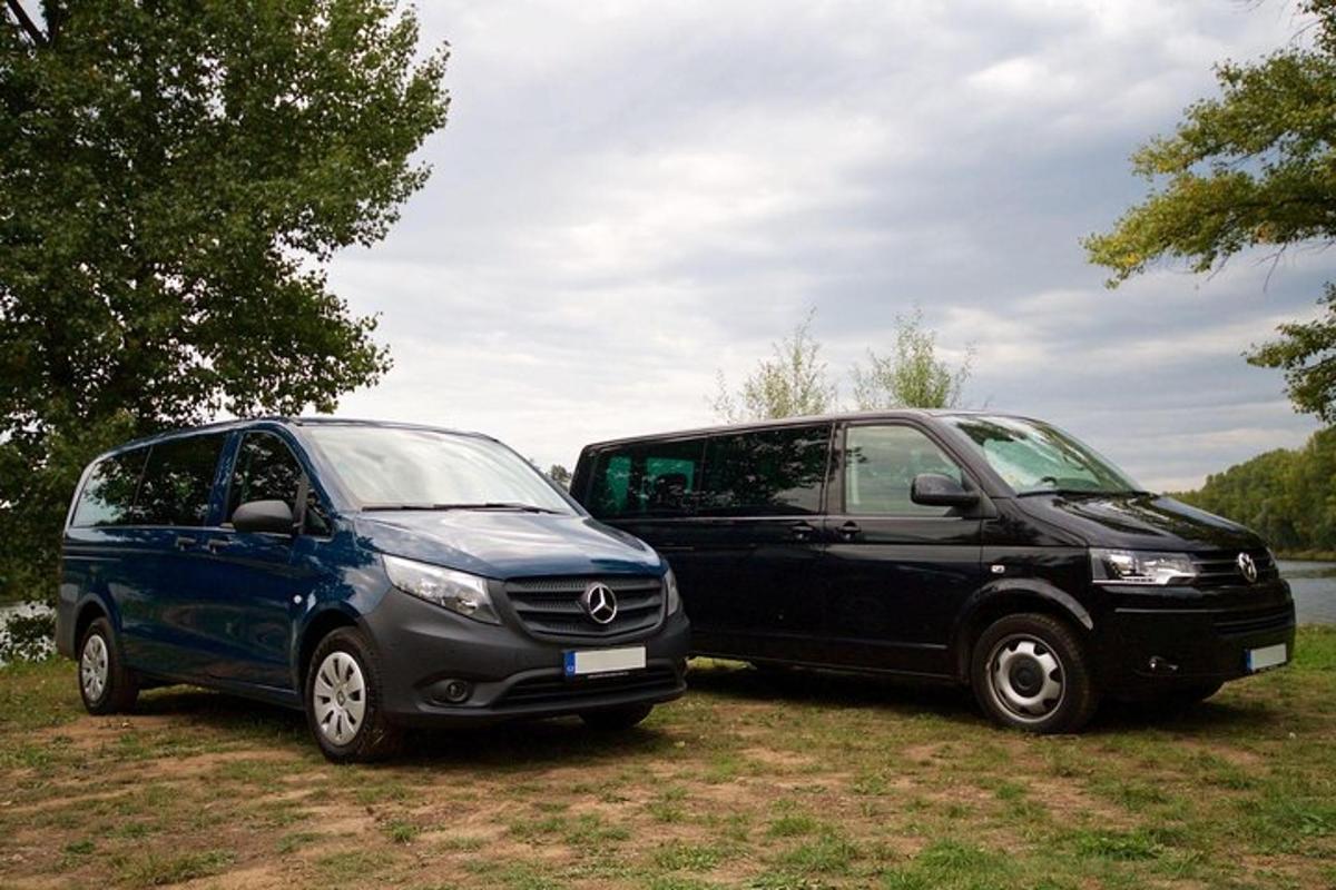 Dos coches aparcados uno al lado del otro en un campo