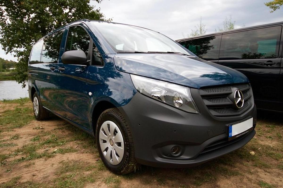 sinine auto pargitud bussi kõrvale