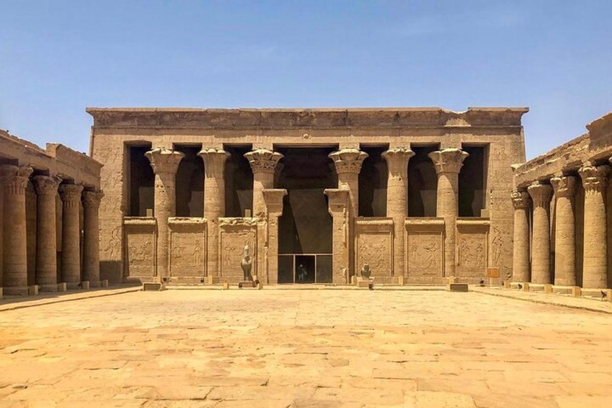 un grand bâtiment en pierre avec des colonnes au milieu