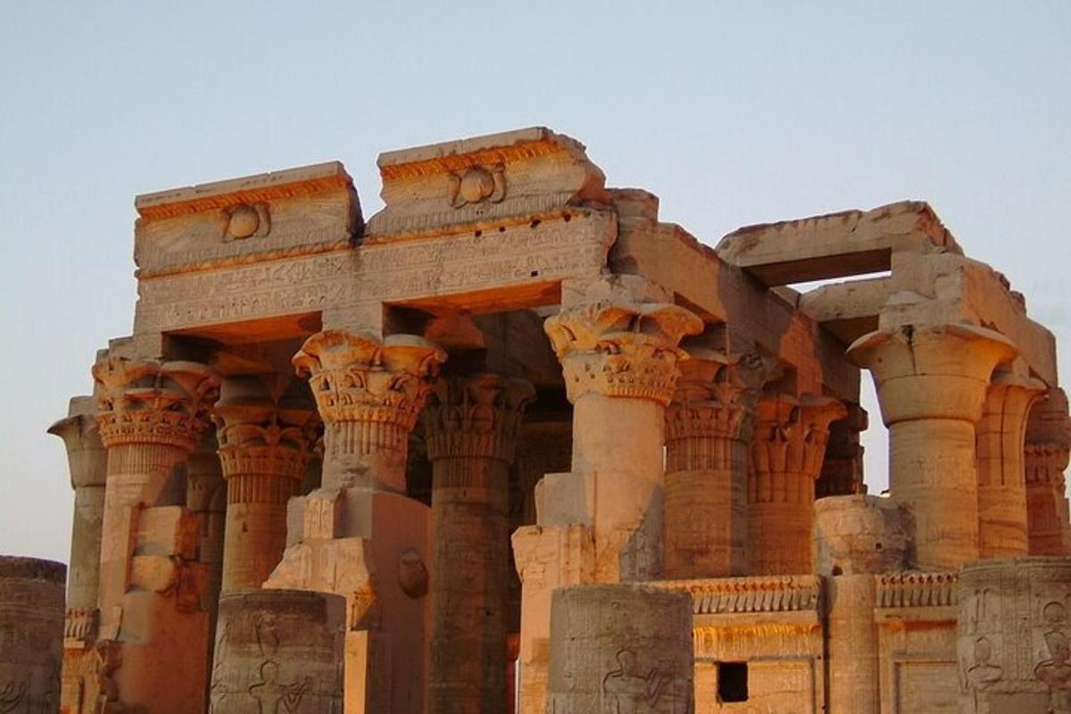 un ancien bâtiment avec des colonnes dans le désert