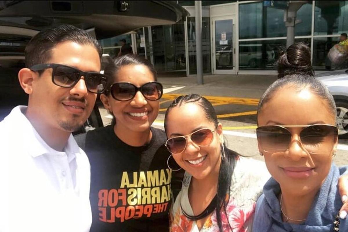 um grupo de pessoas usando óculos escuros posando para uma foto