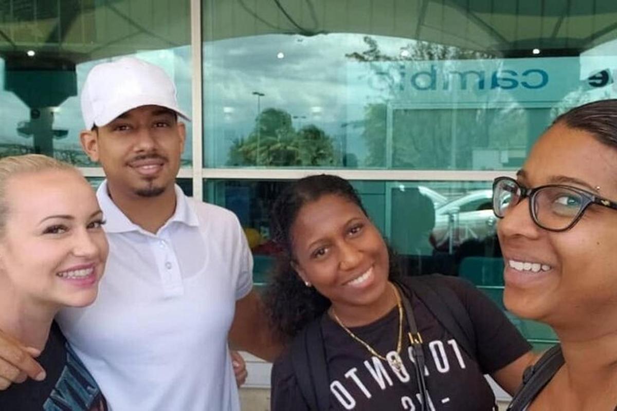 um grupo de pessoas posando para uma foto
