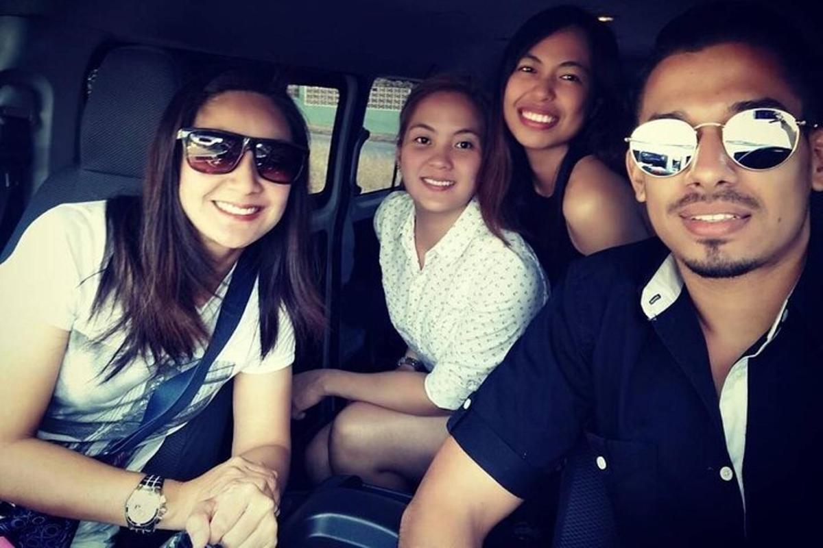 um grupo de pessoas sentadas no banco de trás de um carro