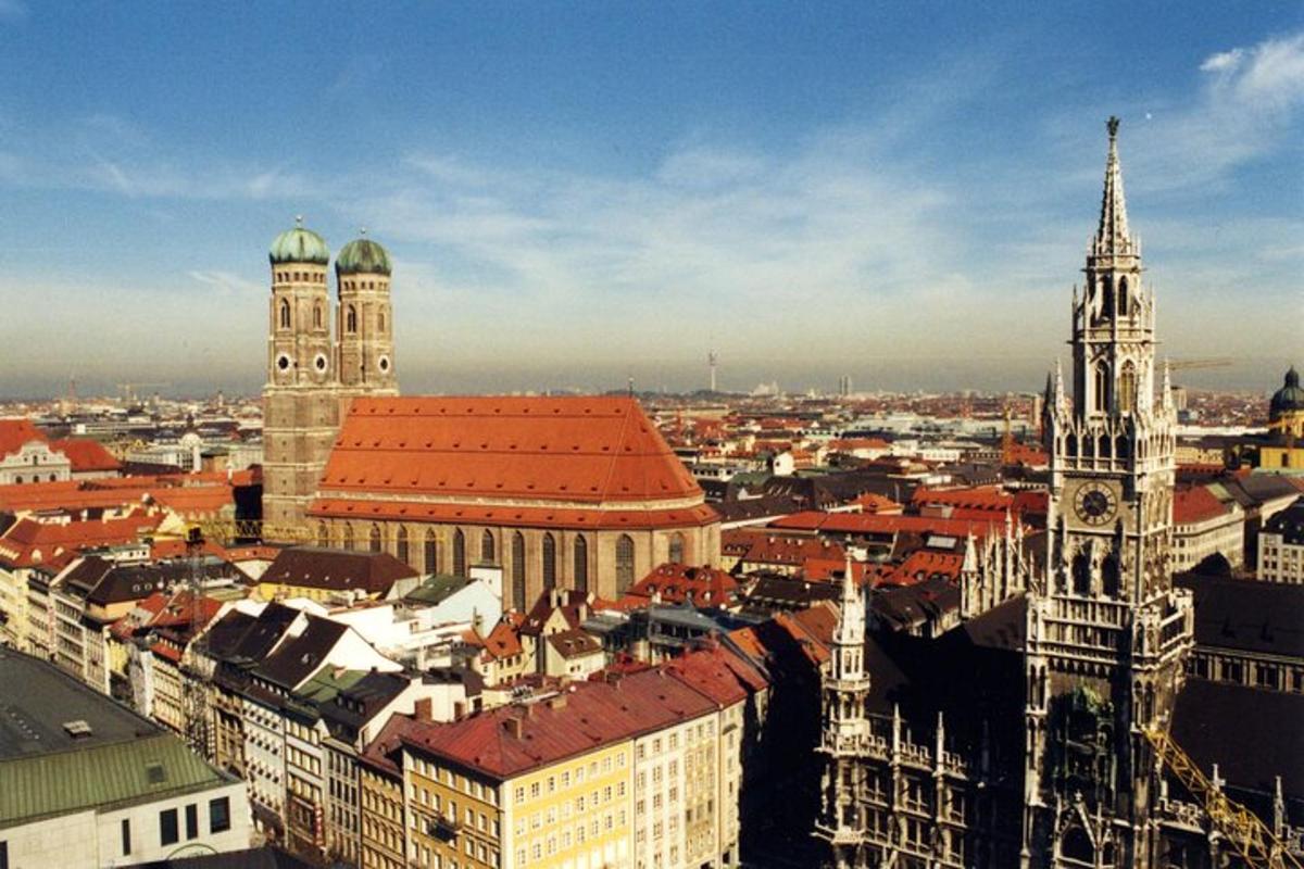 uma vista de uma cidade com edifícios e uma torre do relógio