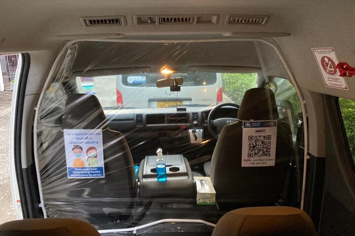 auto, millel on kaubiku tagaiste ja sildid