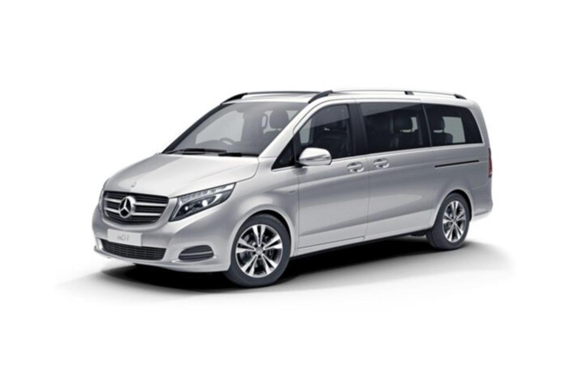 isang silver minibus na nakahiwalay sa puting background