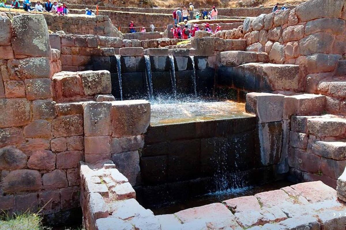una fontana d'acqua in mezzo a un muro di pietra