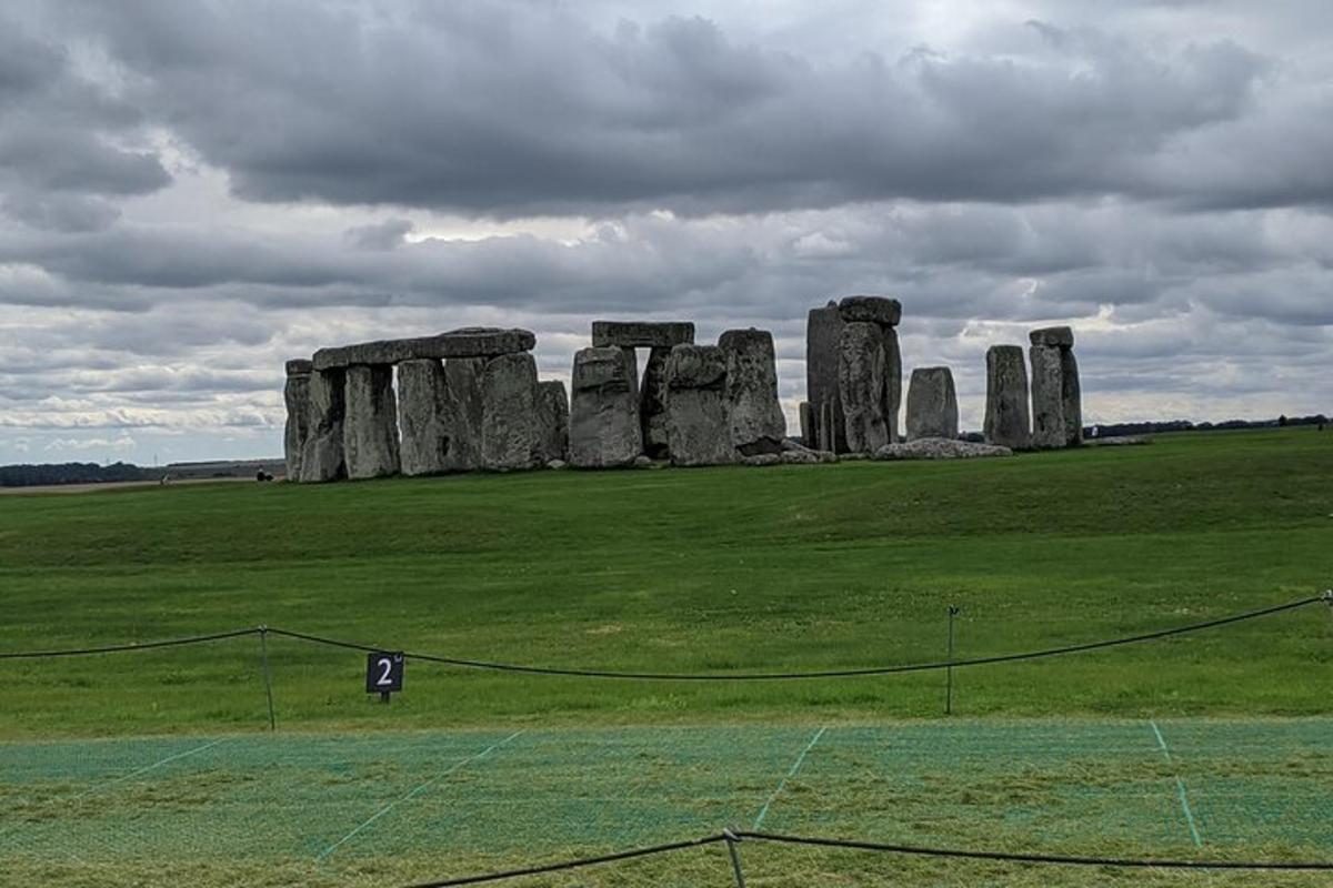 et felt med et Stonehenge-monument i bakgrunnen