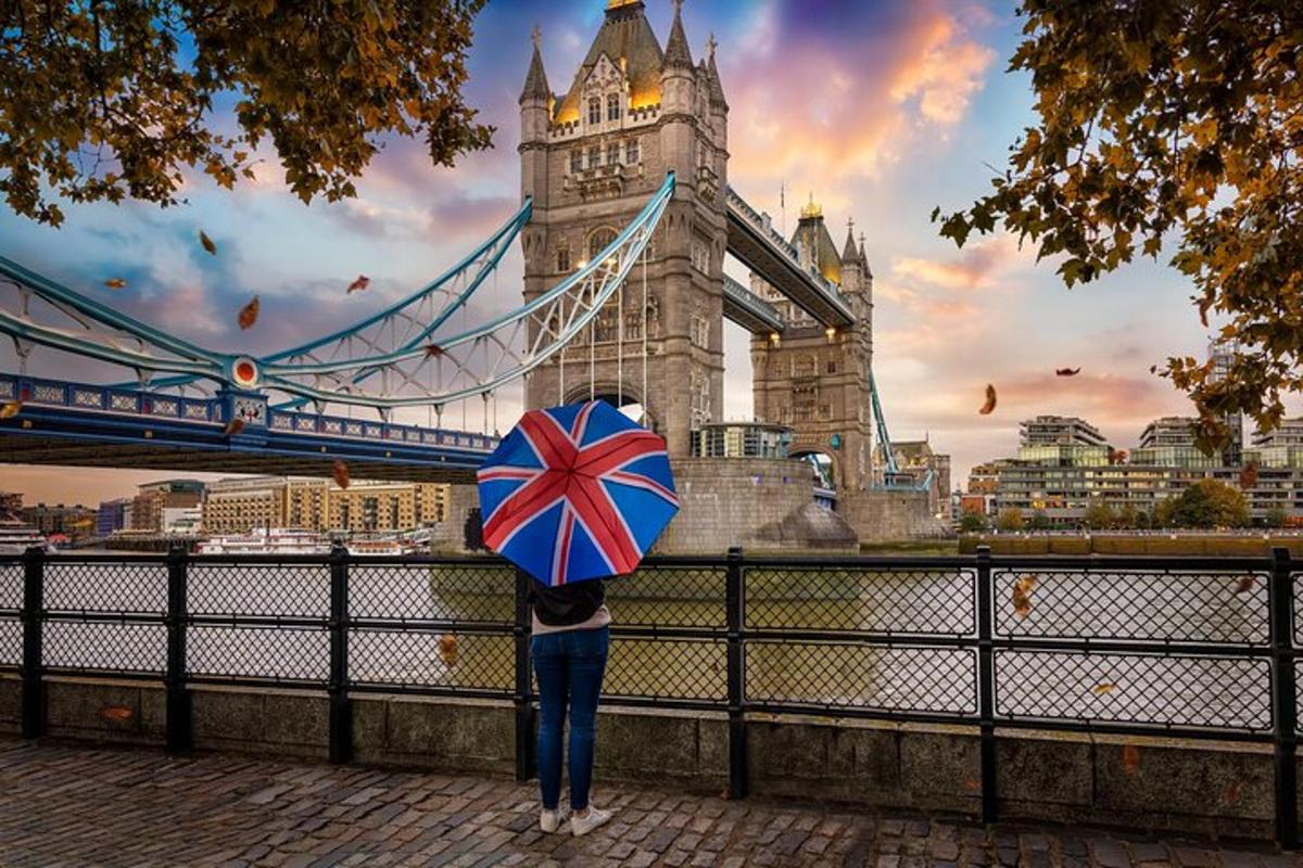 osoba držící deštník před Tower Bridge