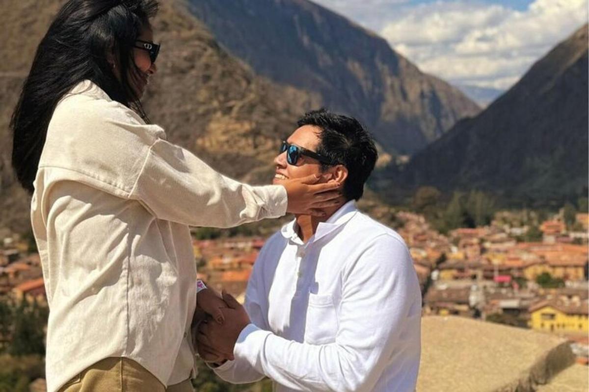 un uomo sta aiutando un altro uomo su una montagna
