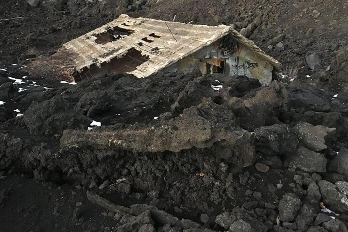 Una casa vieja sobre un montón de tierra