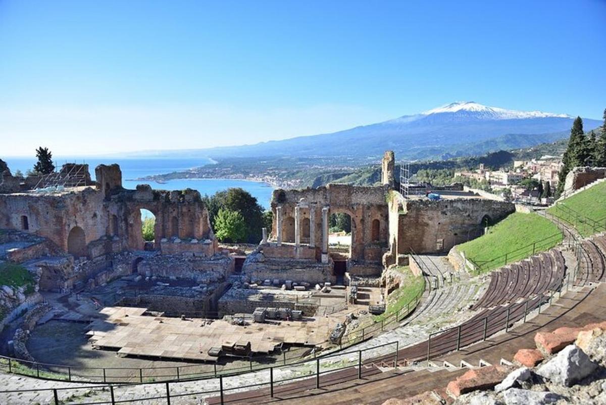 Un antiguo anfiteatro con una montaña al fondo