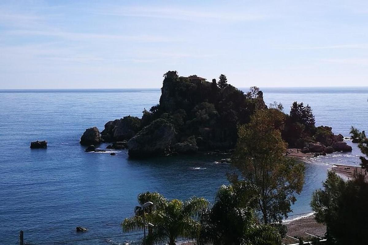 ένα νησί στη μέση ενός μεγάλου υδάτινου όγκου