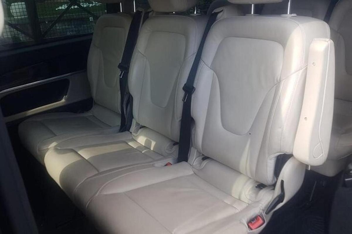 Un asiento trasero vacío de un coche con los asientos traseros plegados