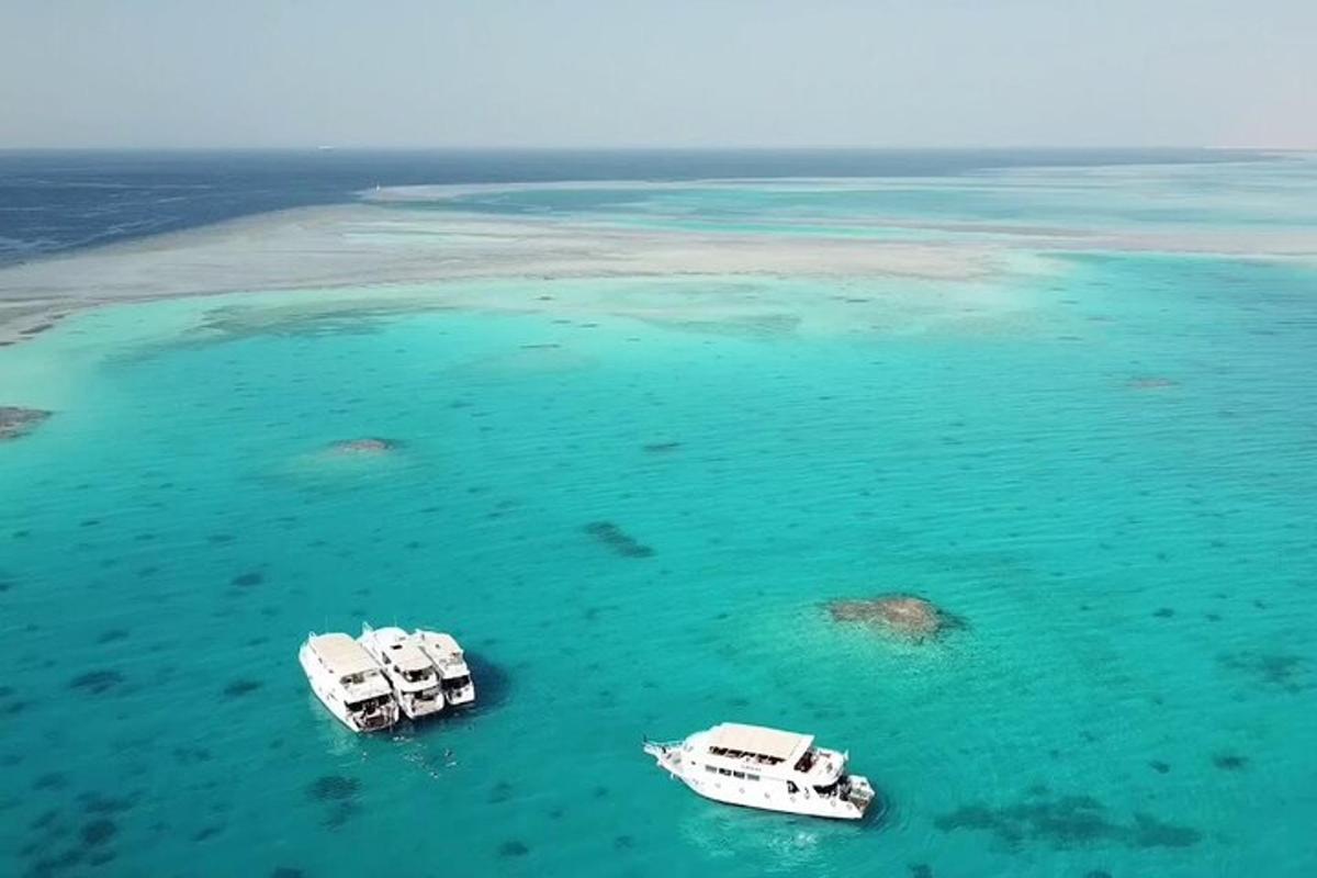 due barche in acqua nell'oceano