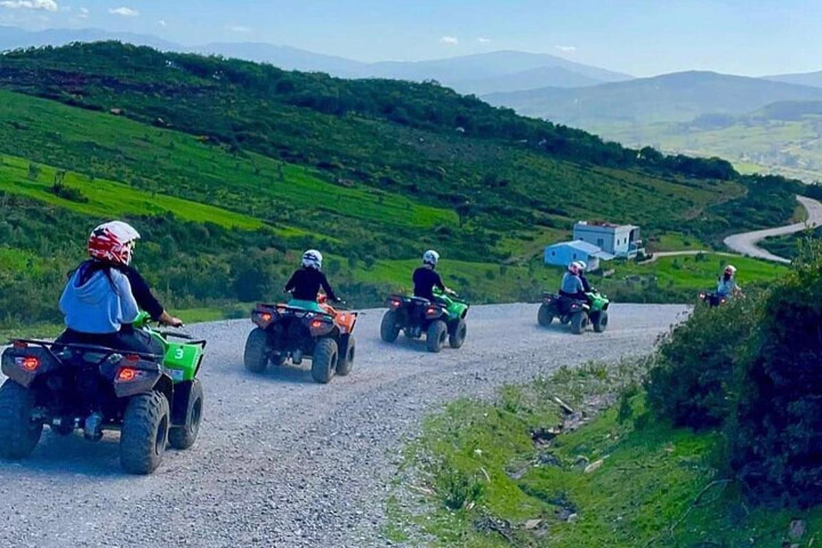 un gruppo di persone che guidano quad su una strada