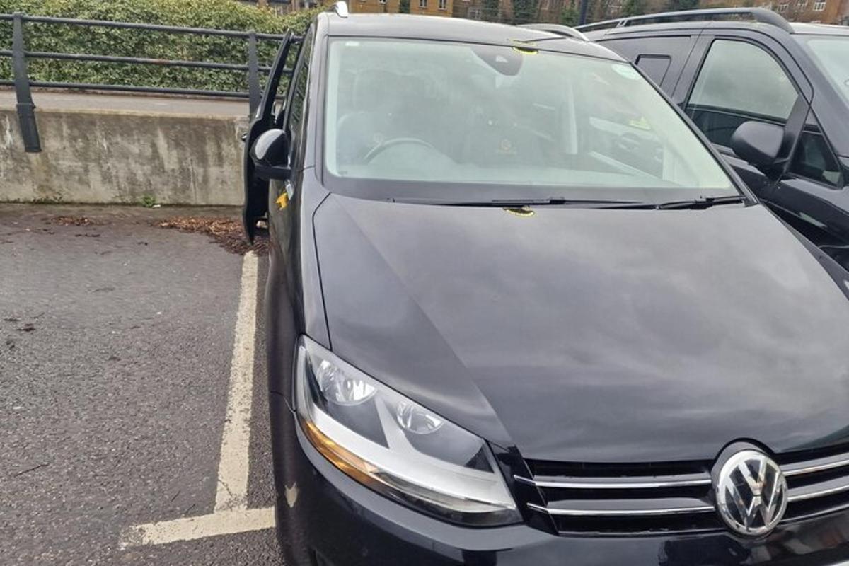 stříbrné auto zaparkované na parkovišti