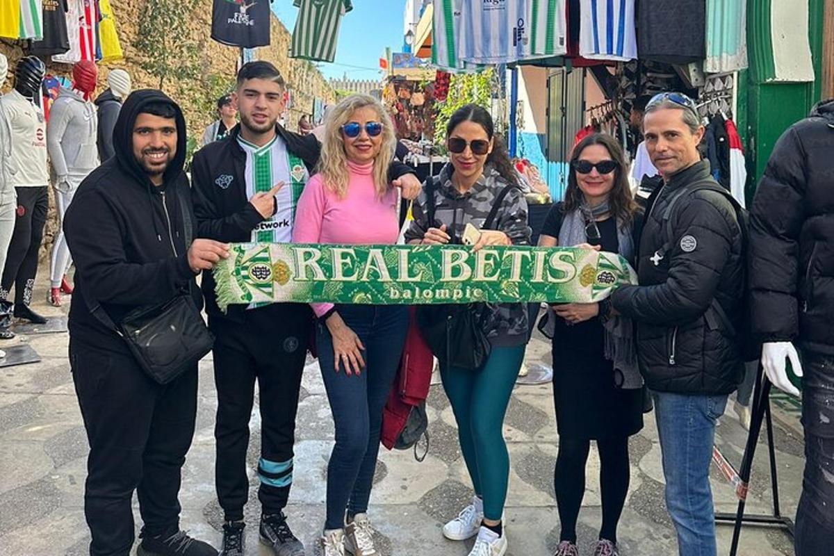 um grupo de pessoas segurando uma placa que diz cintos reais