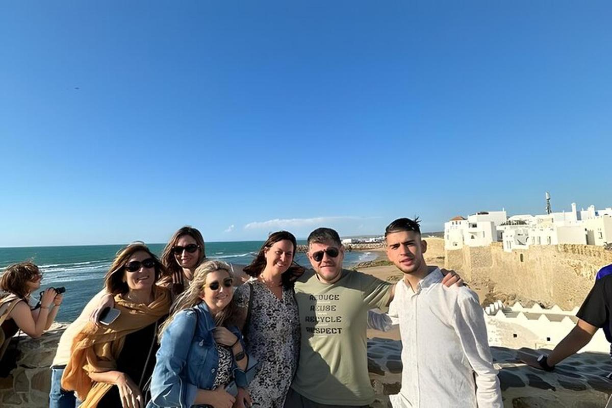 grupp inimesi poseerib rannas pildi jaoks
