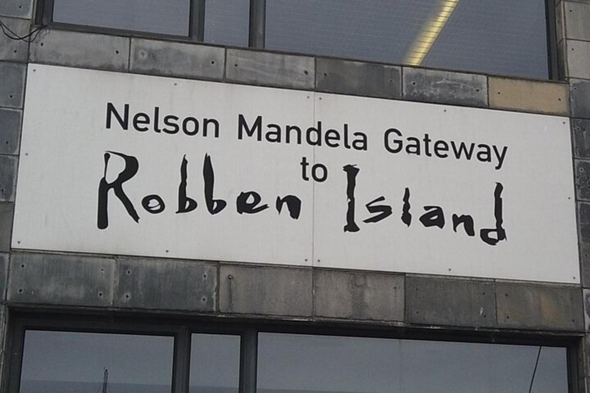 Un cartel que indica la puerta de entrada de Melusalem Mandela a la isla del ferrocarril.