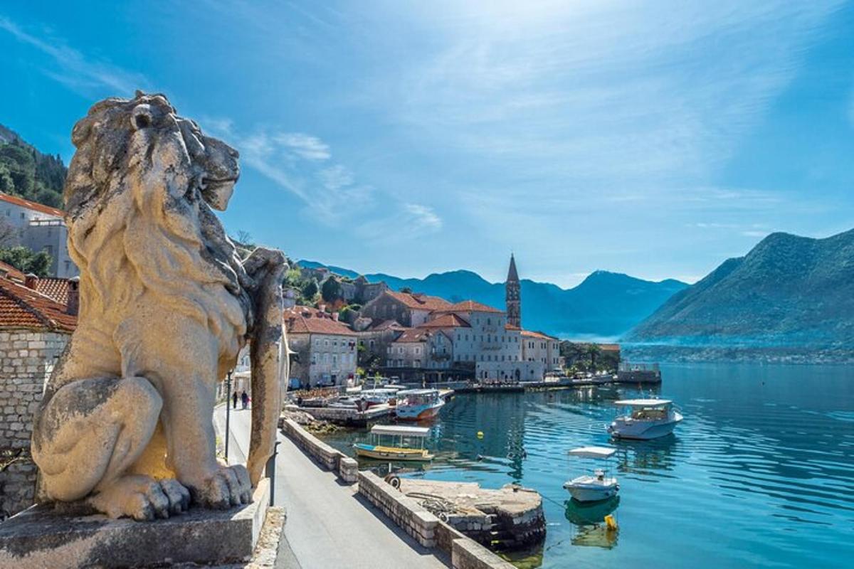 una statua di un cane seduto sul bordo di uno specchio d'acqua