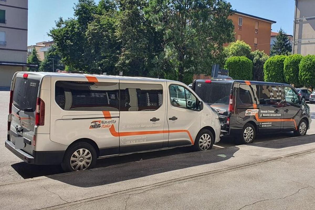 due furgoni bianchi parcheggiati in un parcheggio