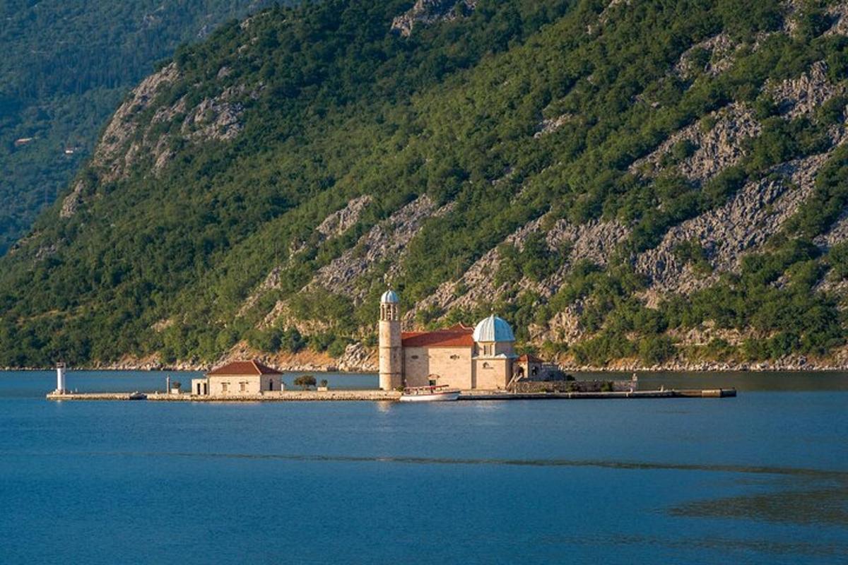 un edificio su un'isola in mezzo a un lago