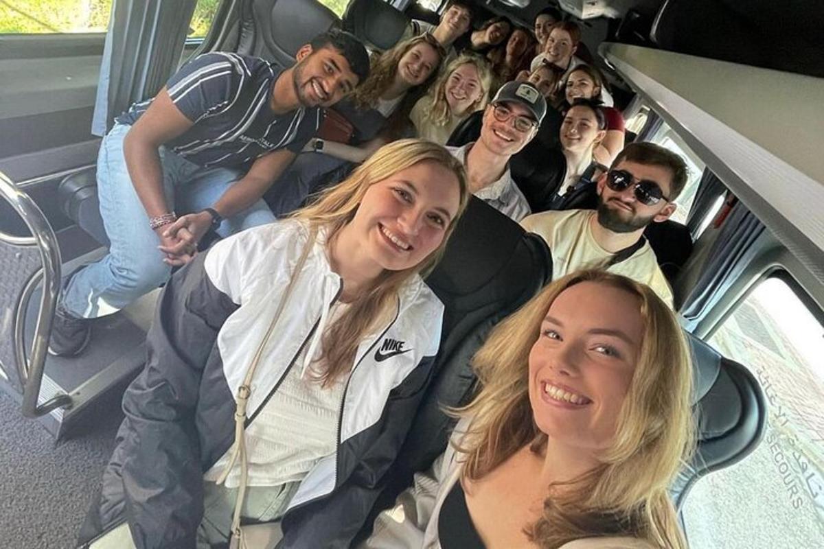 um grupo de pessoas andando de ônibus