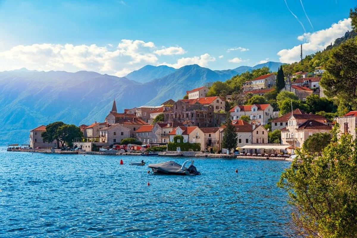 město na jezeře s lodí ve vodě