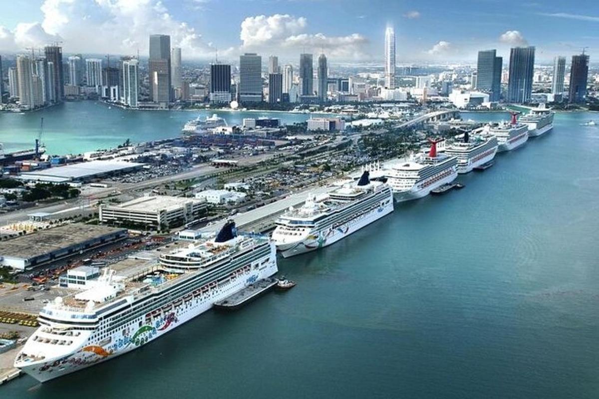 un grupo de cruceros atracados en un puerto