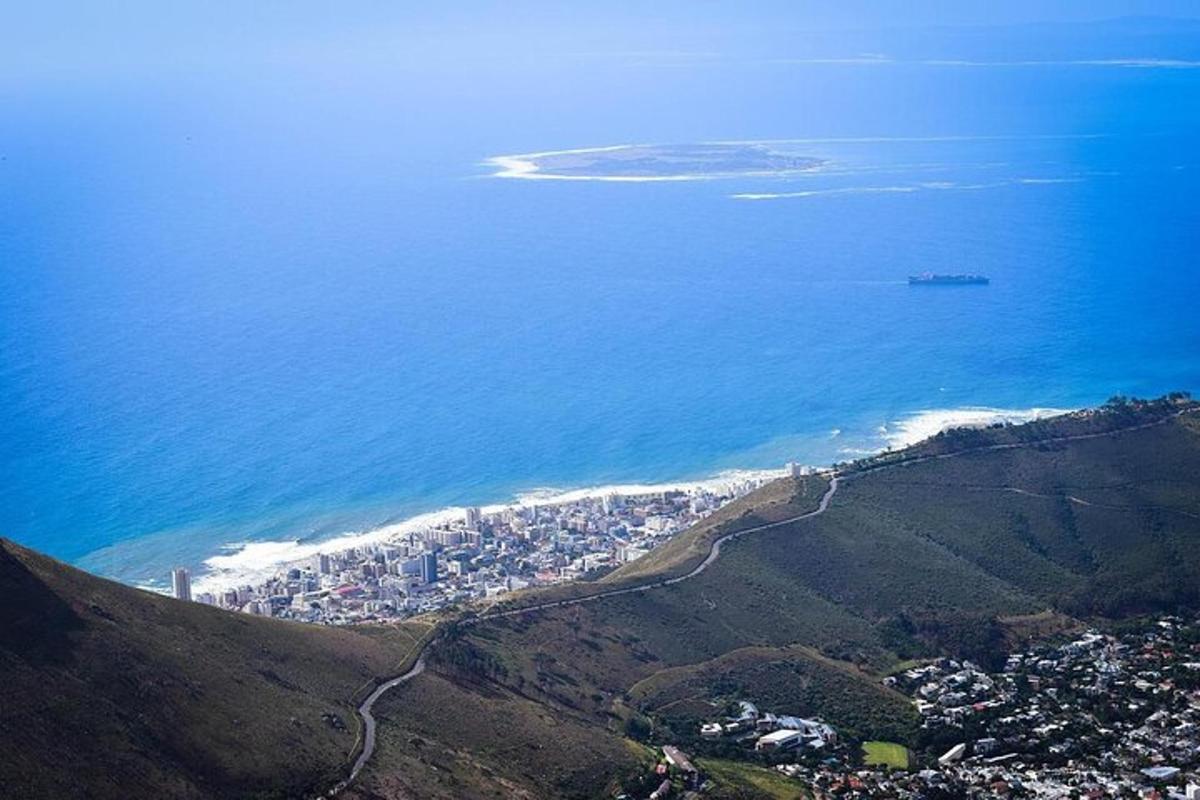 una vista aérea de una ciudad y el océano