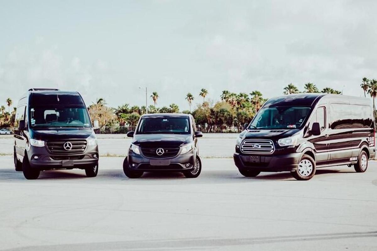 Tres furgonetas estacionadas en un estacionamiento